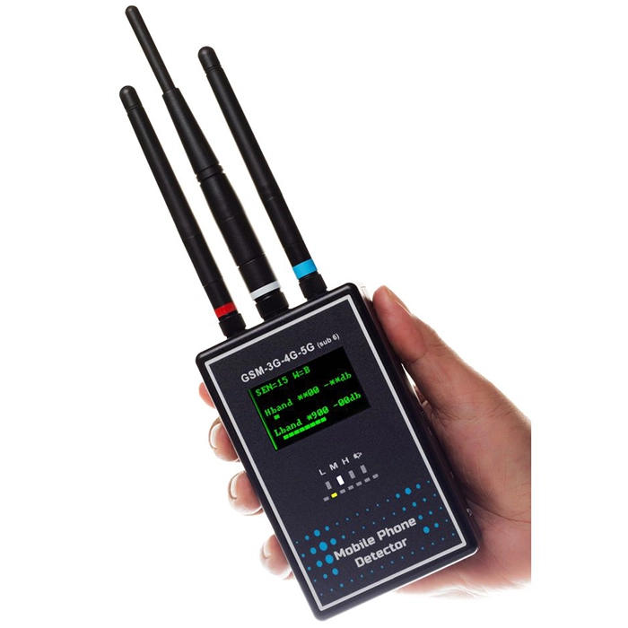 Portable detector of mobile phones and transmitting devices